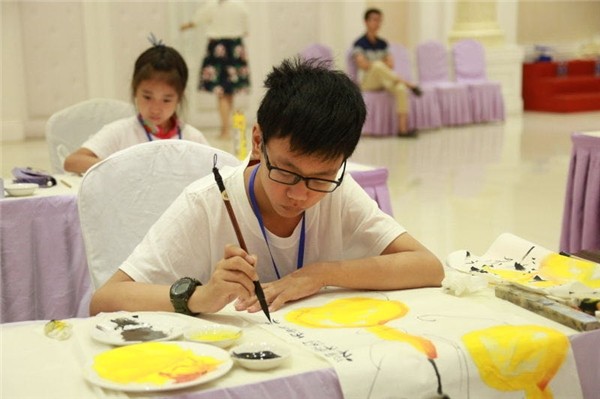 Mao Bangquan: Heart in Art, Put pen to paper to show neon.