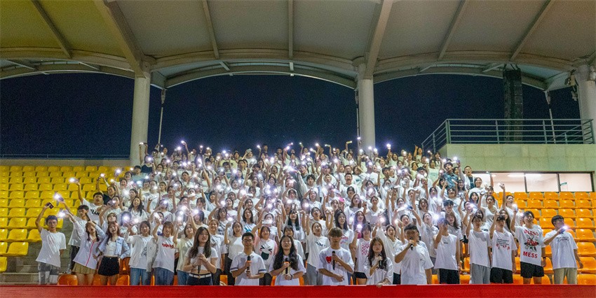 四川城市职业学院：百名大学生为教师“亮灯” 唱响献给老师的歌