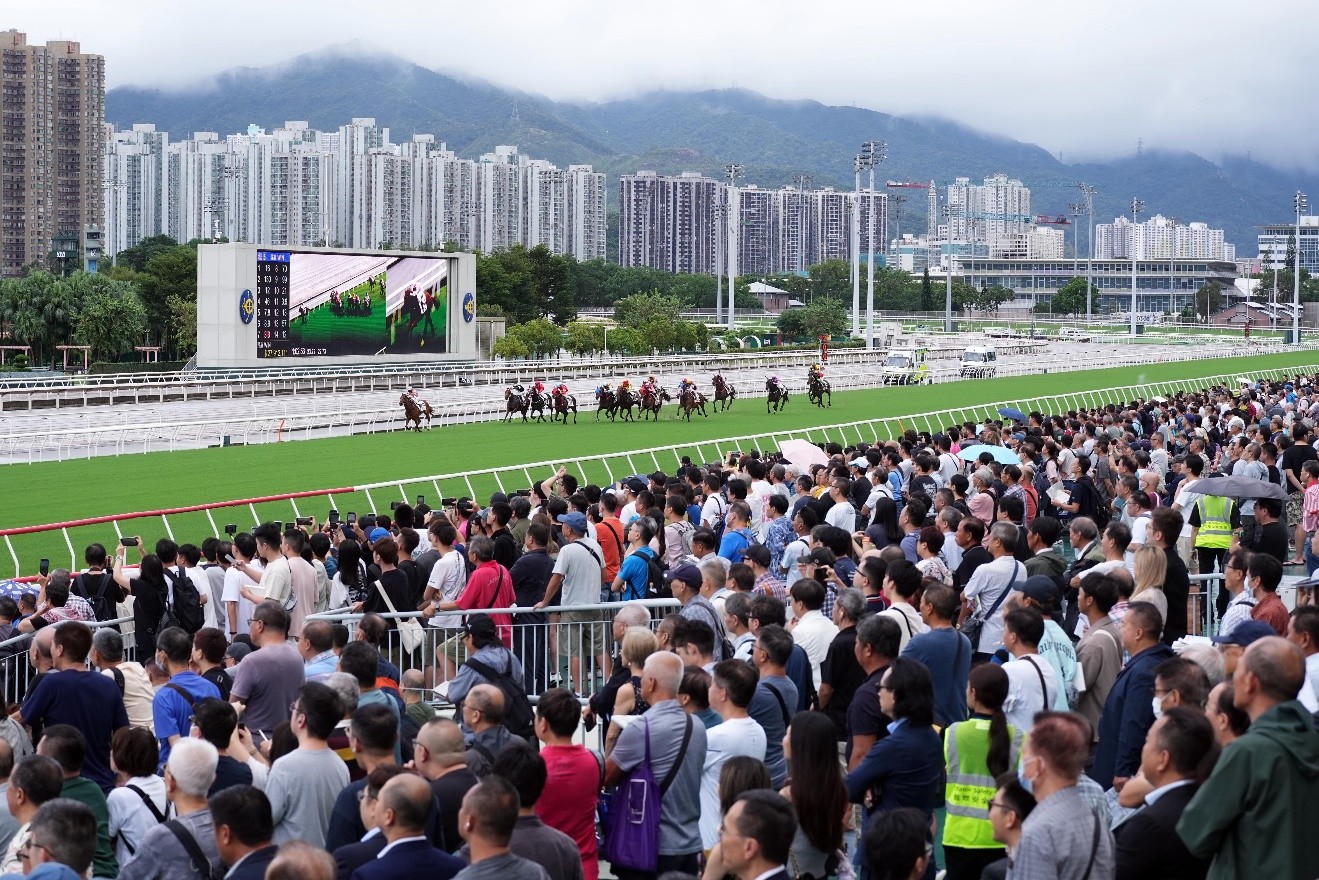 香港新赛马季开锣 风雨无阻马迷热情