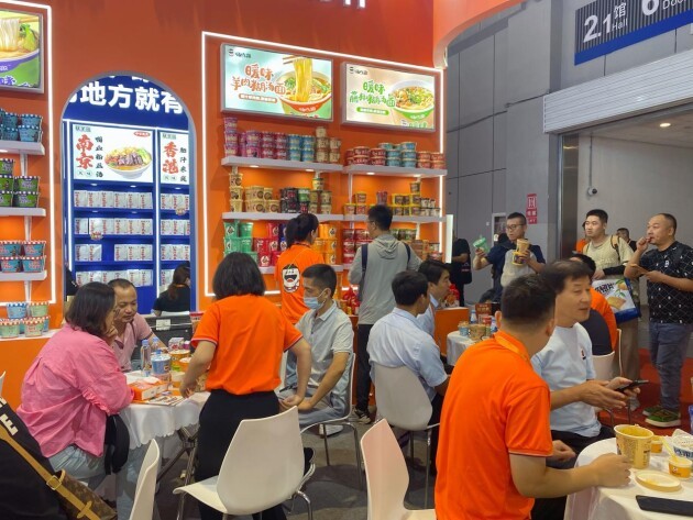 意向咨询成交率狂飙！嗨吃家小杯系列创新新品在上海全食展赢麻了
