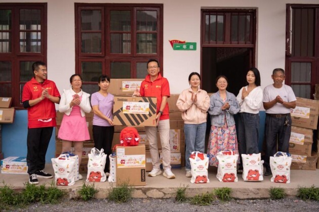“甜蜜使者 湘约崀山”——金多多食品集团成立19周年之际开展公益助学活动