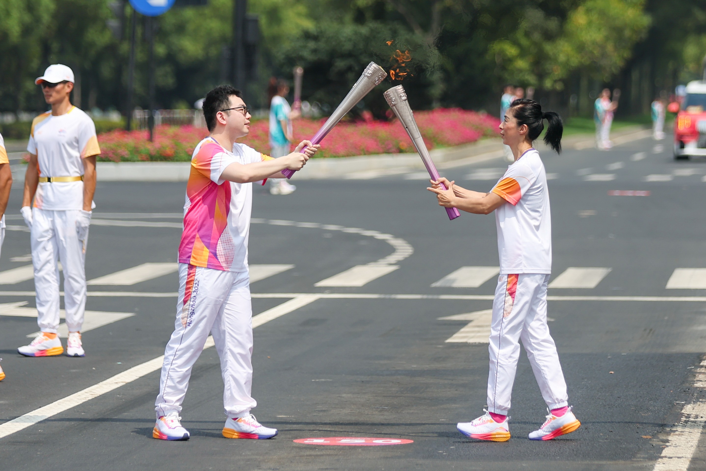 箭牌家居谢炜作为火炬手亮相第19届杭州亚运会，传递逐梦的亚运“薪火”
