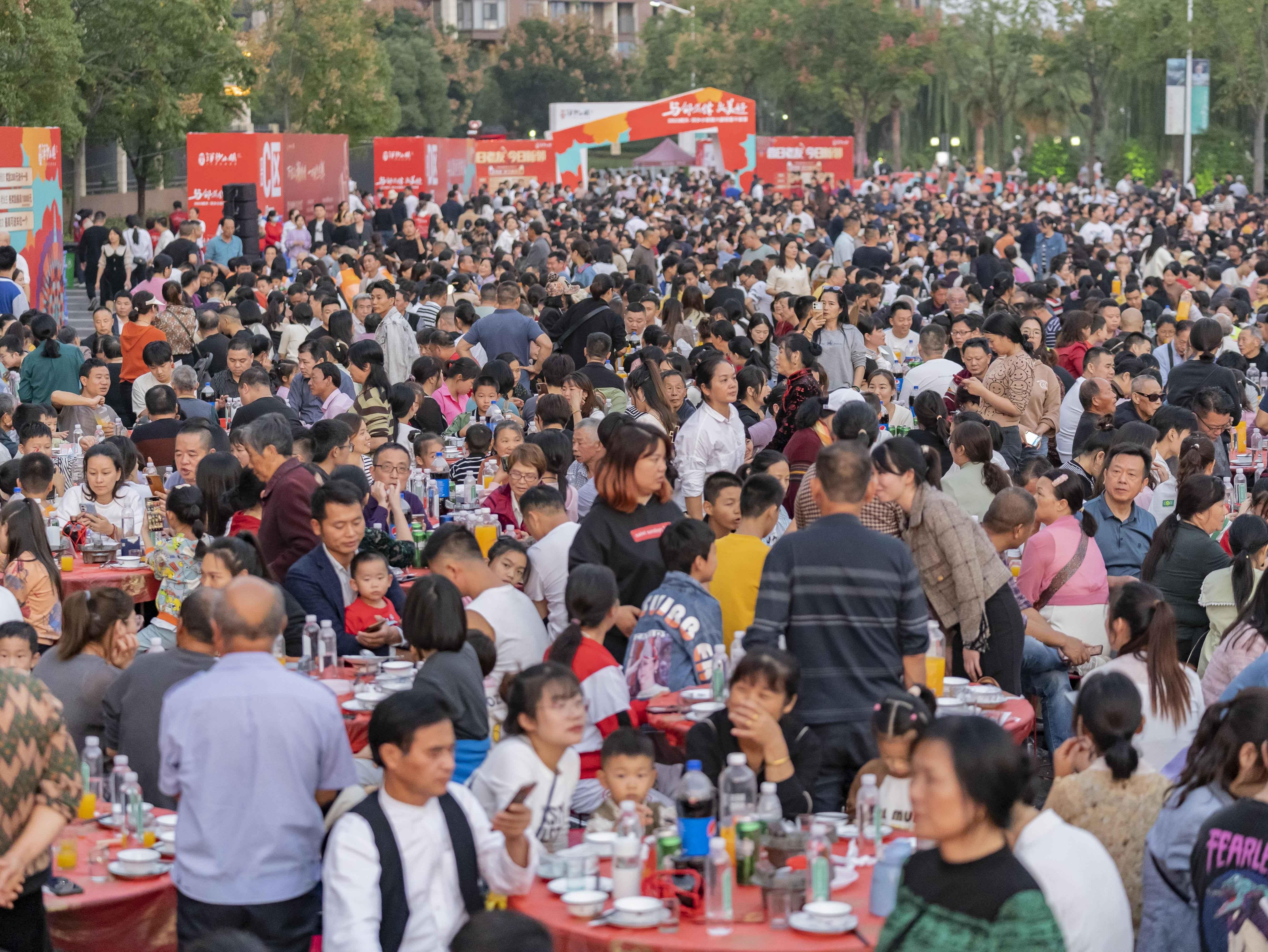 湖南省规模最大的邻里千家宴在洋沙小镇隆重举行