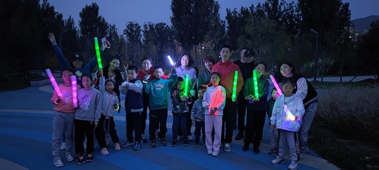 五里坨街道图书馆举办秋日荧光夜跑活动——助力创建和谐社区