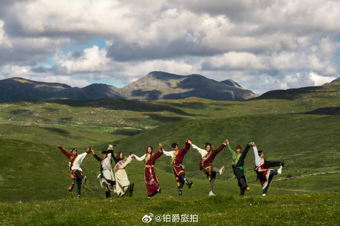 铂爵旅拍天空下的祝福：川西草原上的藏服婚纱照(图1)