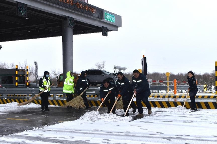 打好除雪“主动战”保障广大司乘安全出行