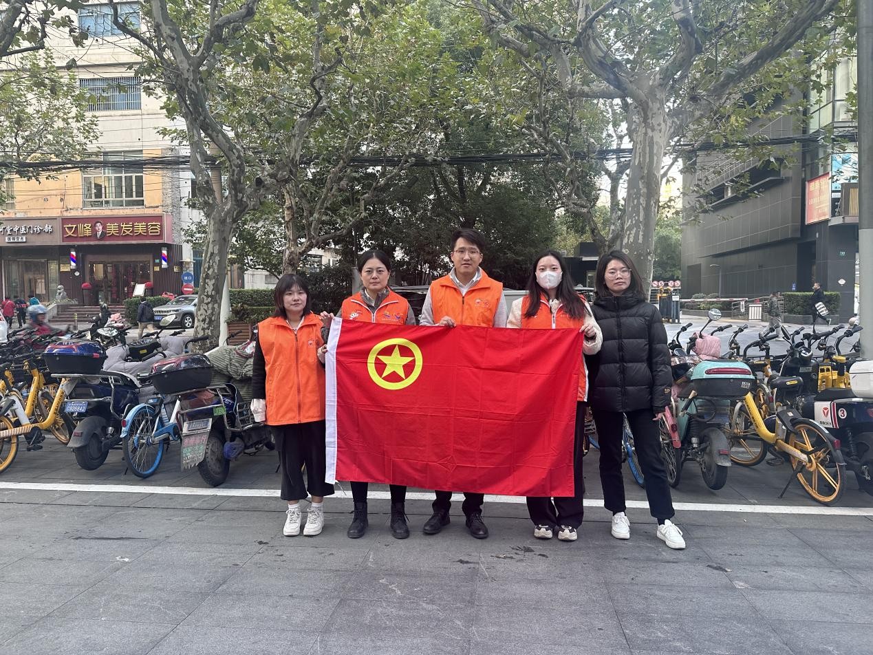 民生信用卡华东分中心上海二部开展“规范摆放自行车”志愿者活动