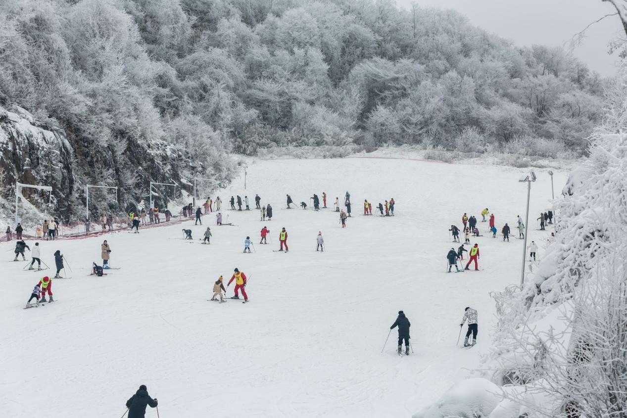 绵阳九皇山滑雪场开板迎客，游客尽享冰雪乐趣