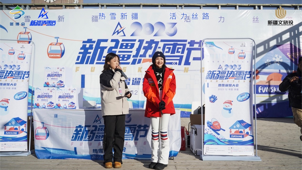 何雯娜现身新疆热雪节，体验滑雪与萌娃亲昵互动
