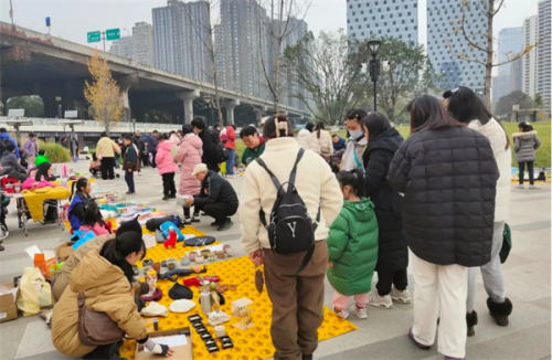 东湖跳蚤市集热闹开市 平安普惠带社区居民圣诞“趣”赶集