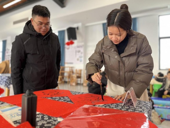 张灯结彩迎新年 龙腾盛世庆元旦