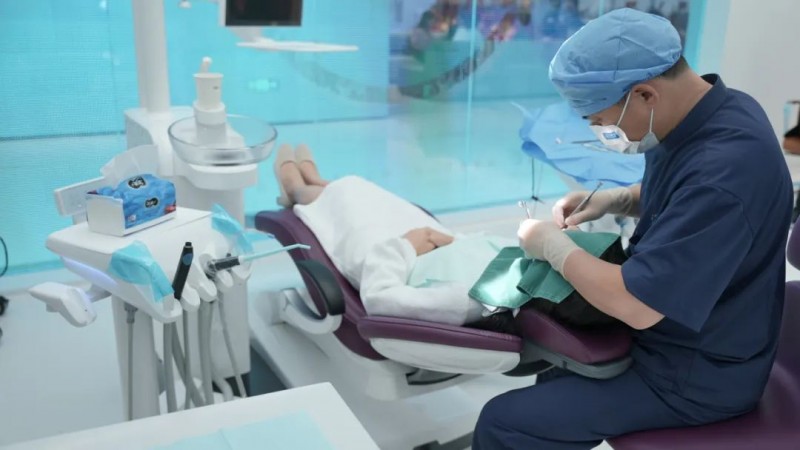 口腔特许器械综合治疗台和牙科愈合帽在博鳌一龄完成首例应用
