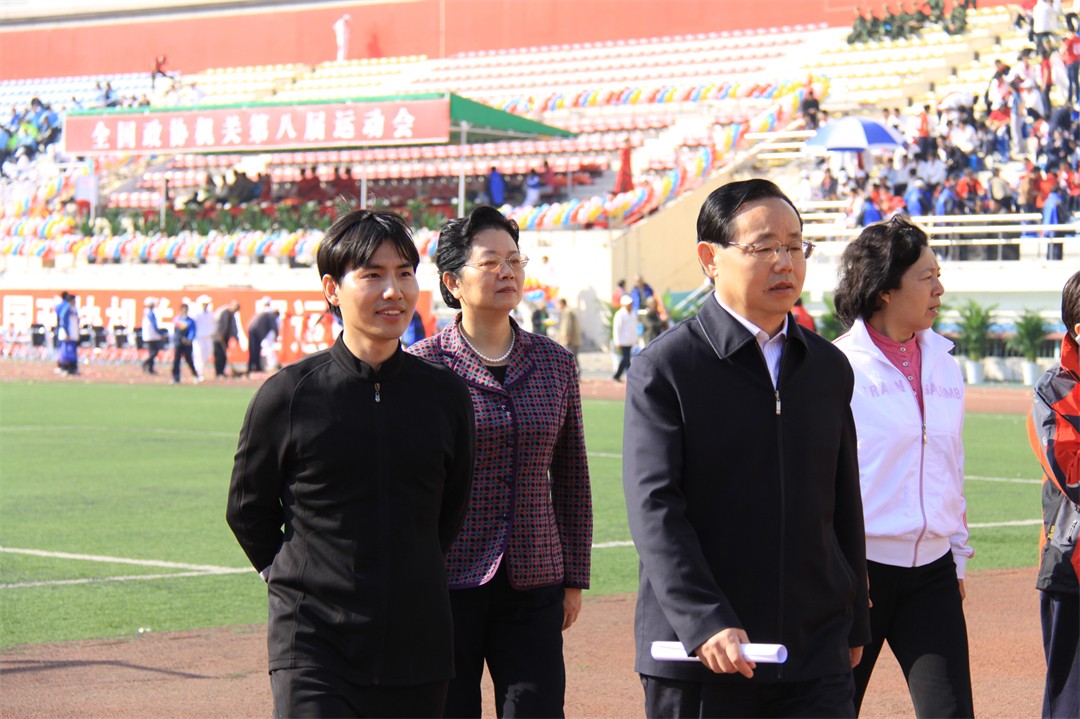 王天明与全国政协领导们在一起.JPG