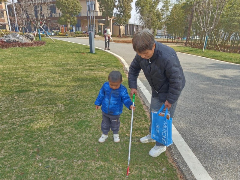 义务捡垃圾 亲子环保行——学雷锋日主题活动