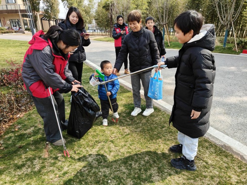 义务捡垃圾 亲子环保行——学雷锋日主题活动