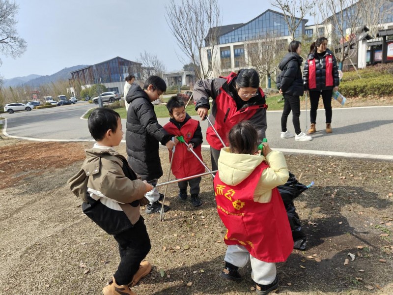 义务捡垃圾 亲子环保行——学雷锋日主题活动