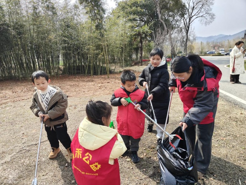 义务捡垃圾 亲子环保行——学雷锋日主题活动