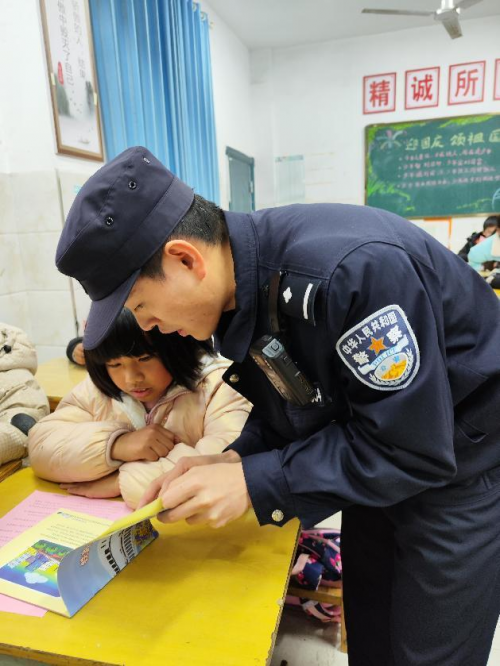 讲好开学第一课 铁路安全进校园