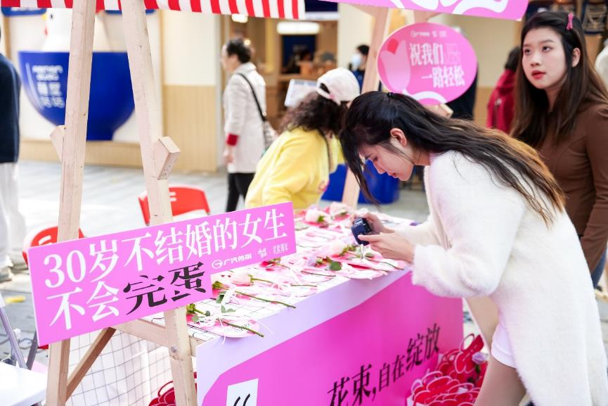 传祺影豹祝女性朋友一路轻松