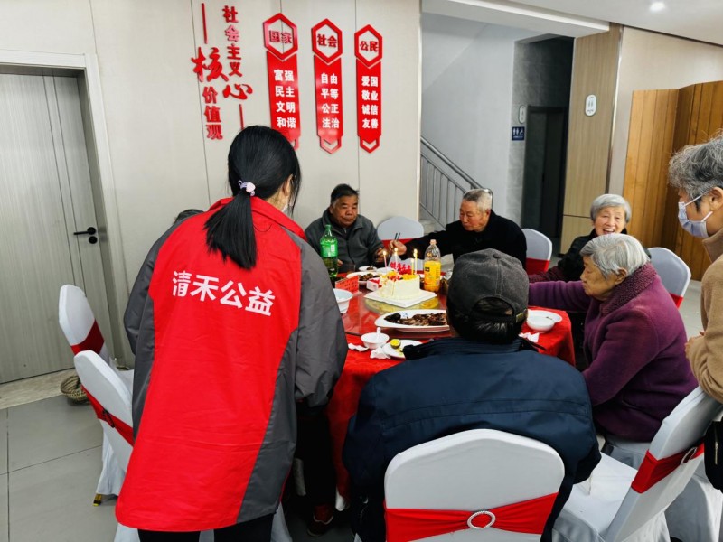 银龄聚“宝”庆生日