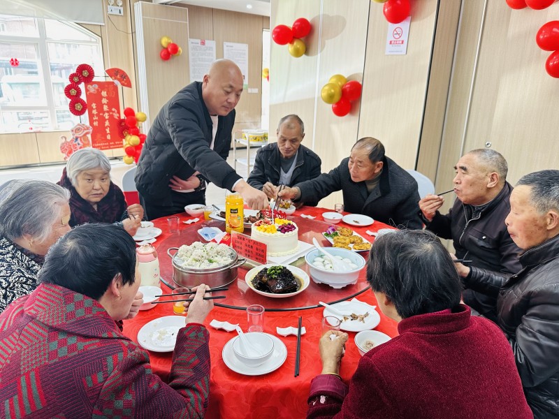 银龄聚“宝”庆生日