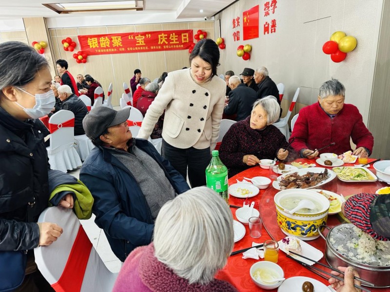 银龄聚“宝”庆生日