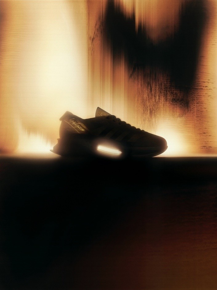 adidas官网发布与Yohji Yamamoto合作推出Y-3 S-GENDO RUN跑鞋(图1)