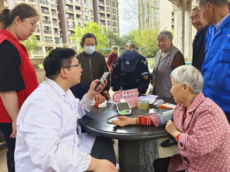 义诊进社区，便民送健康