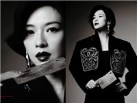 章子怡为新电影《酱园弄》提着菜刀拍杂志封面
