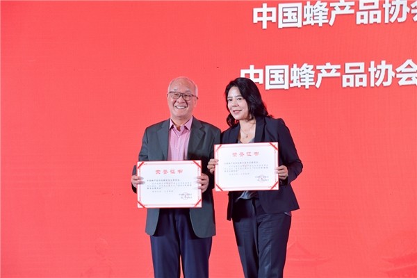 北京厚德礼蜂业总裁邬娜当选为中国蜂产品协会副会长 