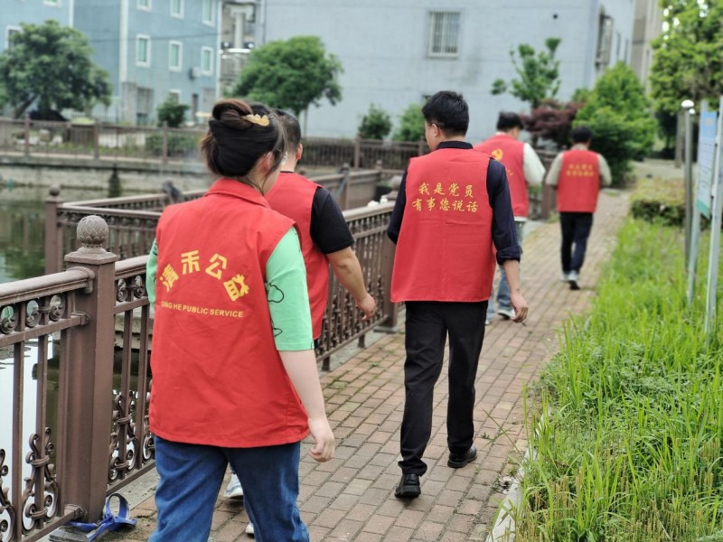 钟管镇曲溪村“党群携手邻里共治之党员巡逻，守护社区，远离毒品”活动