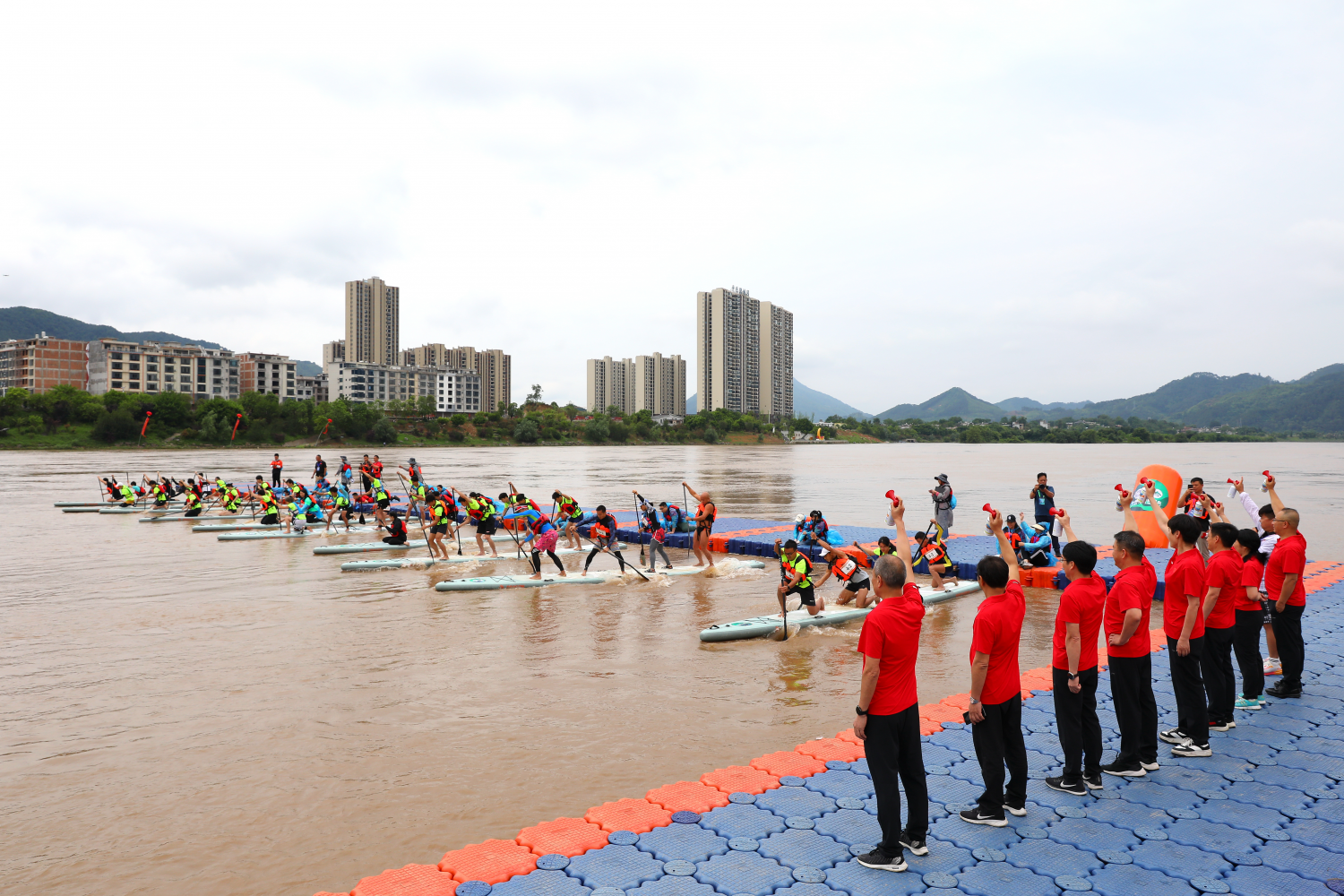2024绿水青山中国休闲运动挑战赛在漓江 （平乐段）水域开赛(图1)