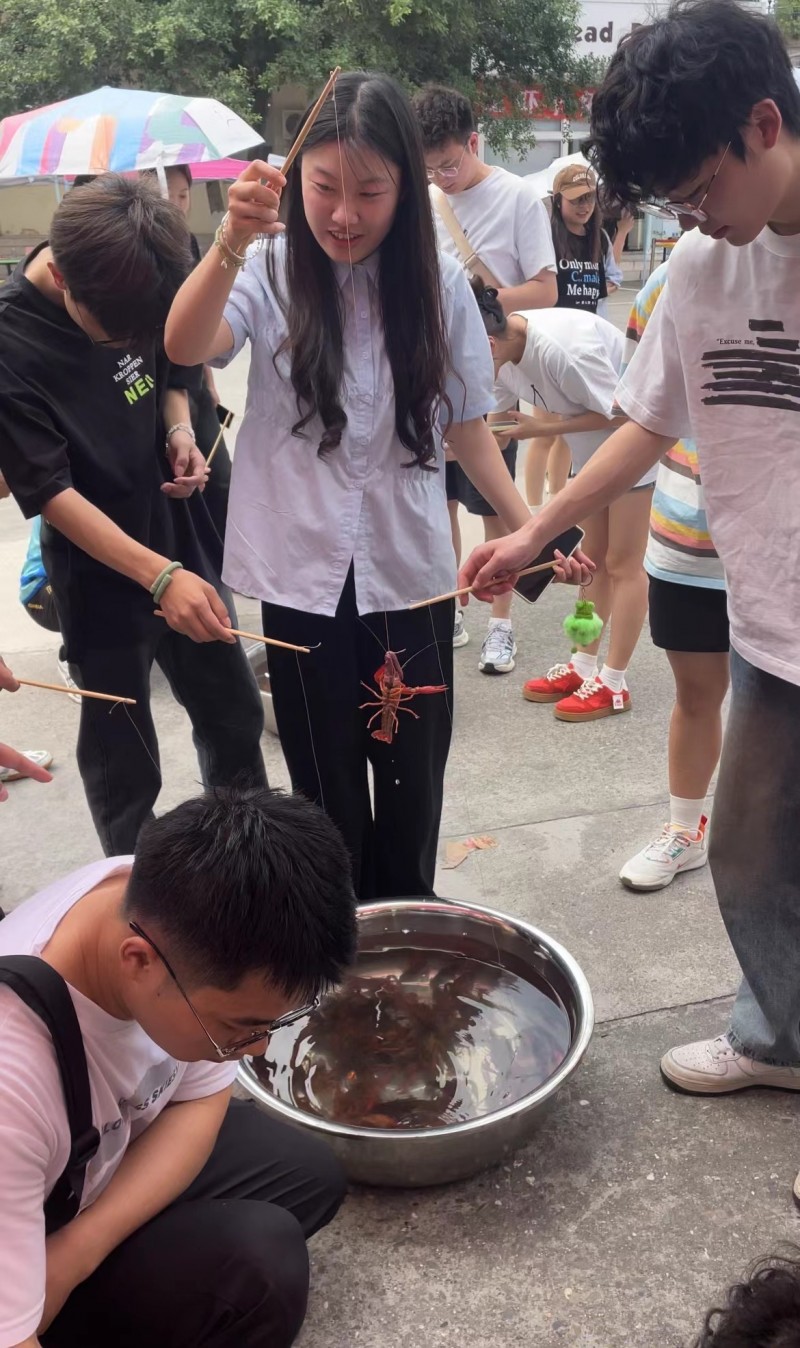 绵阳城市学院龙虾节，上万只龙虾免费吃