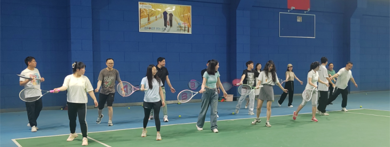 赤壁商发开展网球培训丰富职工文娱生活