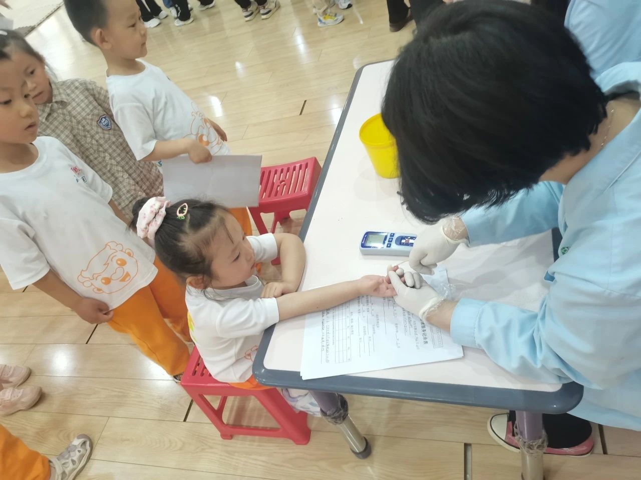 吉的堡幼儿园体检啦， “健康体检、快乐成长”