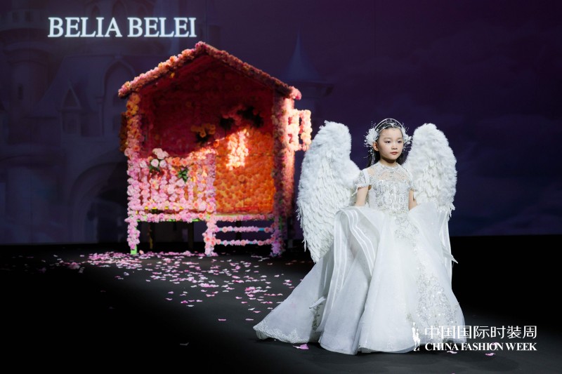 中国国际时装周BELIA BELEI秀场代言人曲婧雅闪耀舞台