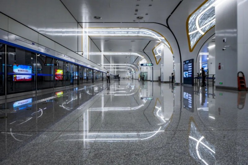 全国地铁站寄存覆盖率领先！北京地铁在18个重要站点追投小铁智能寄存柜，迎接暑期出行高峰