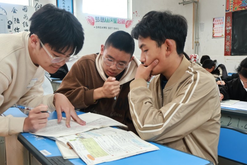 执笔书写梦想，启程文学之旅——南京航空航天大学“筑梦云山”四川支教团7月16日教学工作顺利开展