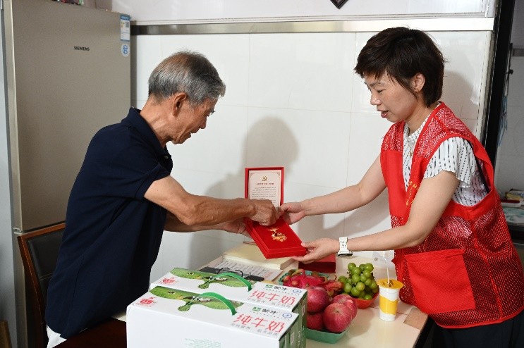 探寻红色足迹 致敬光辉岁月：杭商院学子探访光荣在党50周年老党员