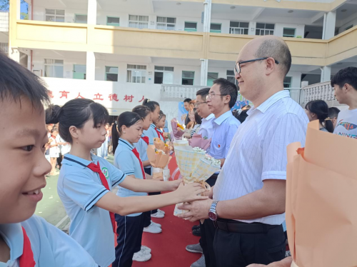 兴国县永丰中心小学开展庆祝教师节活动