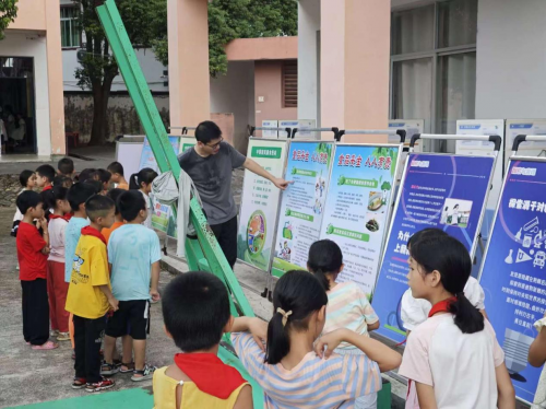 赣县区科学技术协会科普大篷车走进白鹭乡龙头小学