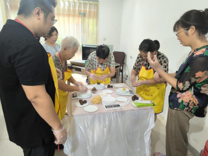 “巧手做月饼 . 浓浓中秋情” 龙泉驿区大面街道洪柳社区开展中秋节主题活动