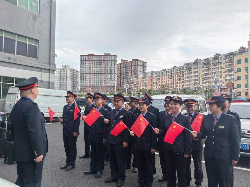 国庆佳节我在岗，服务跃上新台阶——K261次列车，班组国庆黄金周坚守岗位