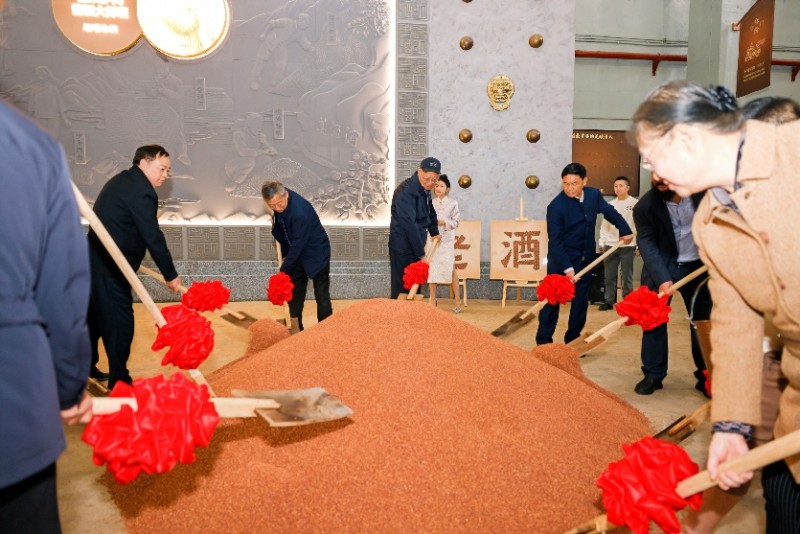 第二届酒师节重磅快讯：远明老酒牵头发布好酱酒新标准“酒师手酿才出好酱香”