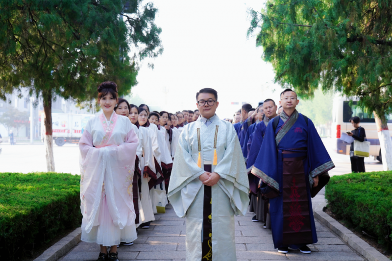 第五届祭孔拜师仪式暨中国管理思想学术报告会在曲阜孔庙举行