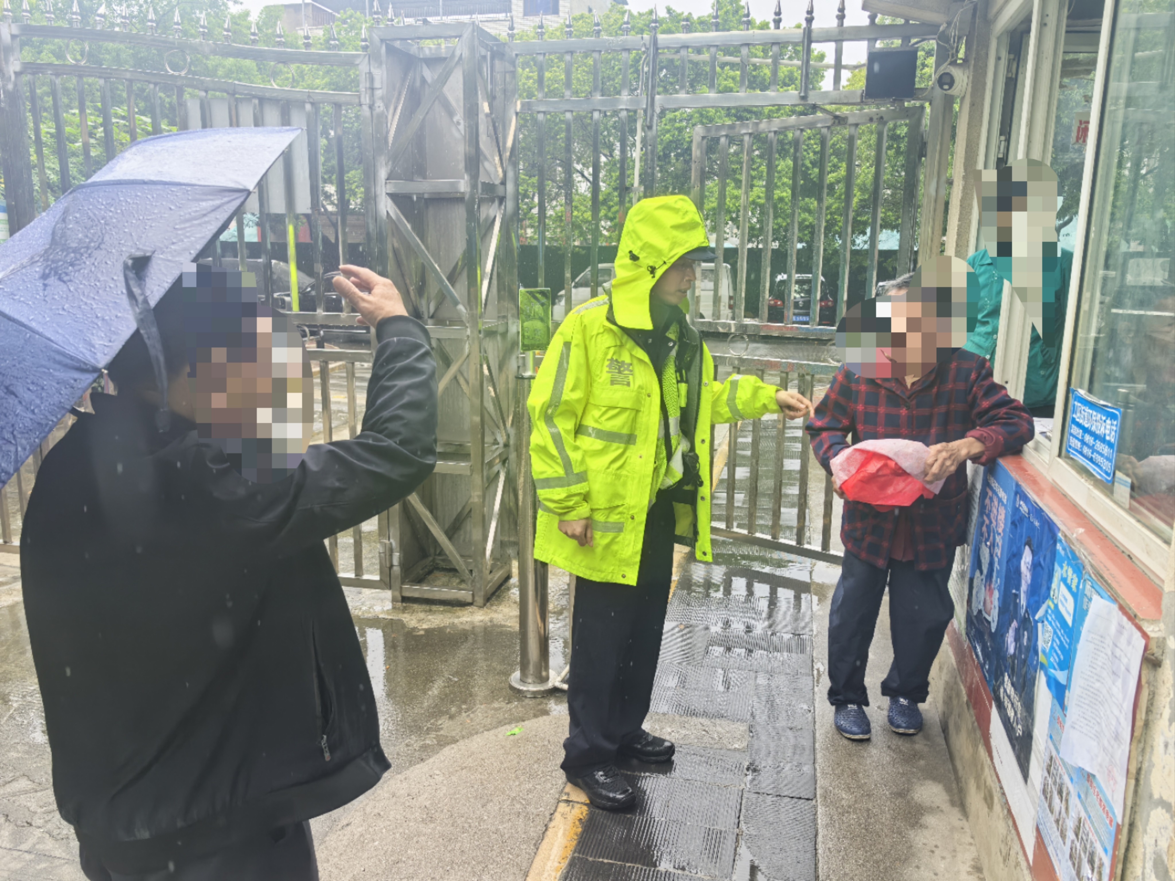 雨中温情，民警助迷路老人找到家人