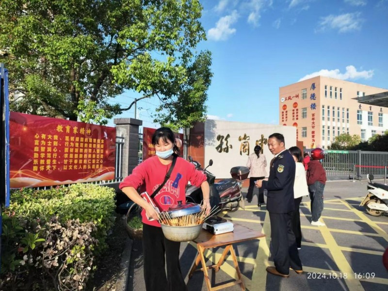 多措并举整治流动摊位点净化学校周边环境