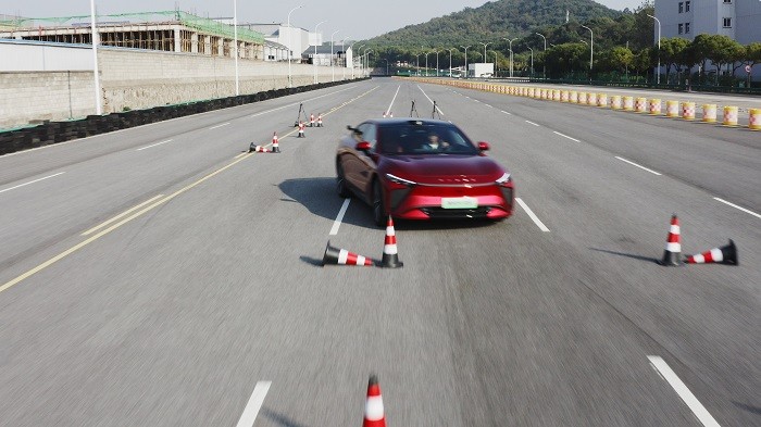 高速避障麋鹿测试，为什么20205款星纪元ES能够取得93.9km/h的成绩？