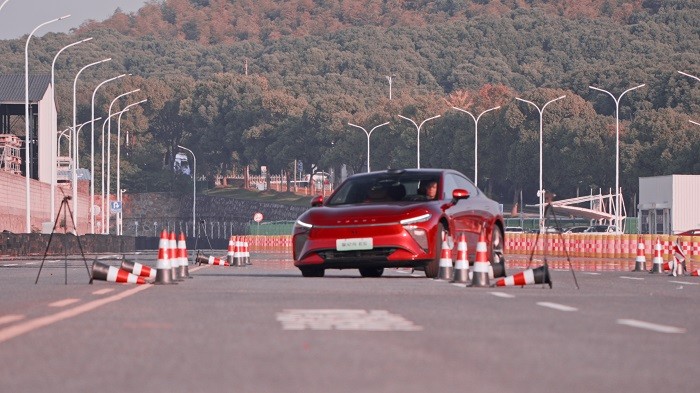 高速避障麋鹿测试，为什么20205款星纪元ES能够取得93.9km/h的成绩？