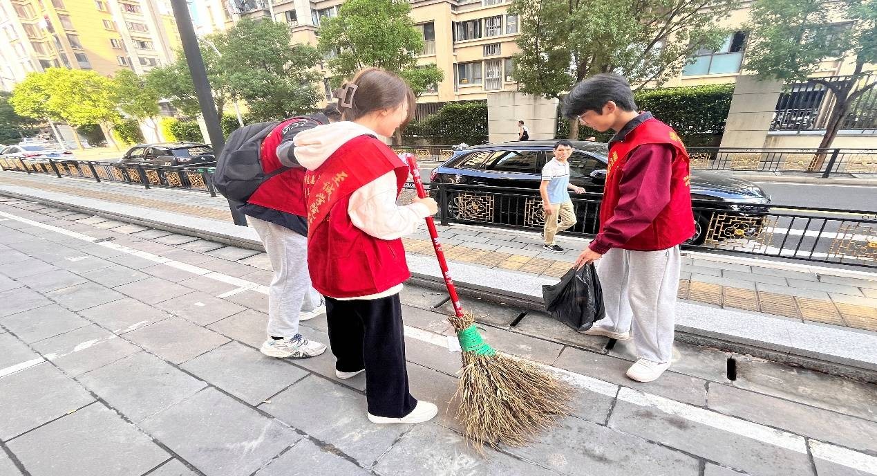 社区齐书华诞情，笔墨共庆祖国兴